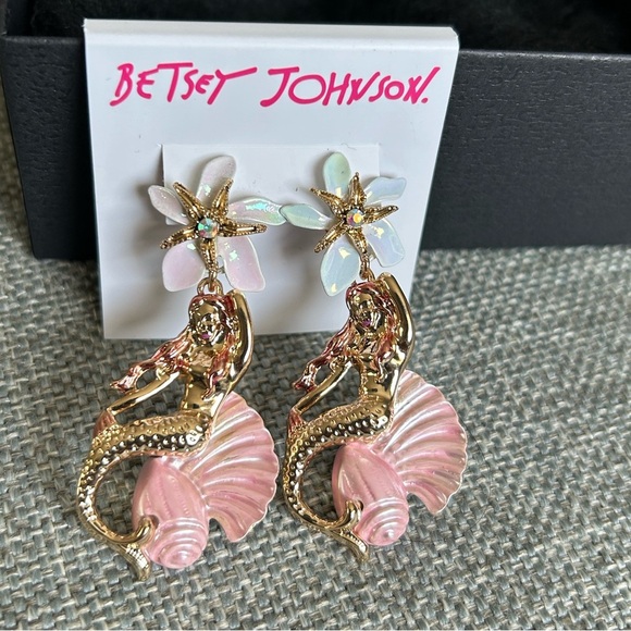 Betsy Johnson SHELL YEAH LARGE MERMAID DROP EARRINGS WHITE AND PINK - Picture 5 of 6